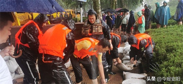 安陽益和熱力集團30人搶險隊逆流而上，奮戰(zhàn)在抗洪一線